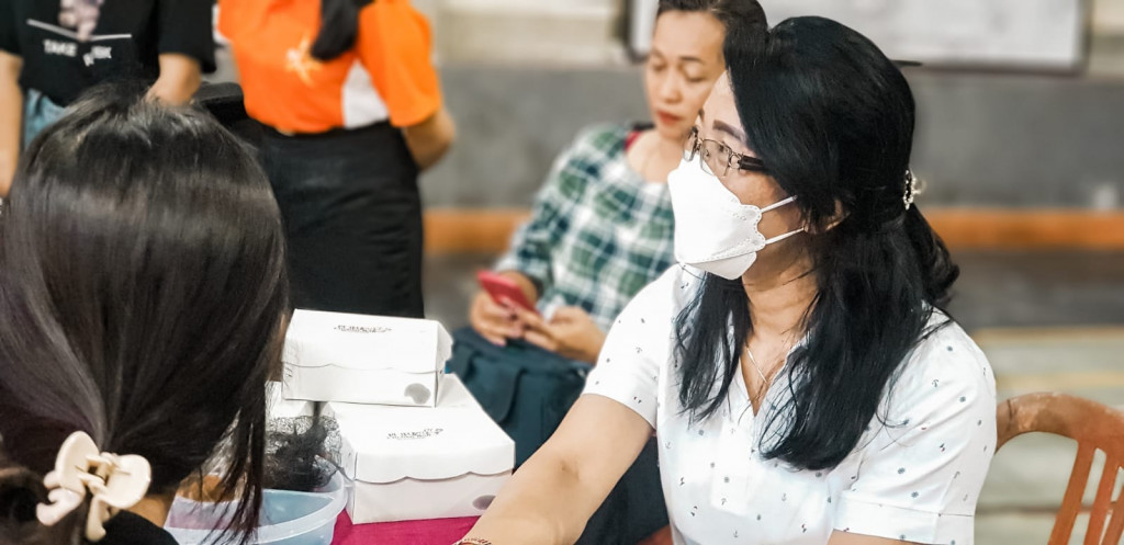 Meriahkan HUT KE-17 SMK Triatma Jaya, PKK Banjar Tegeh Ikuti Demo Tata Rias Kecantikan